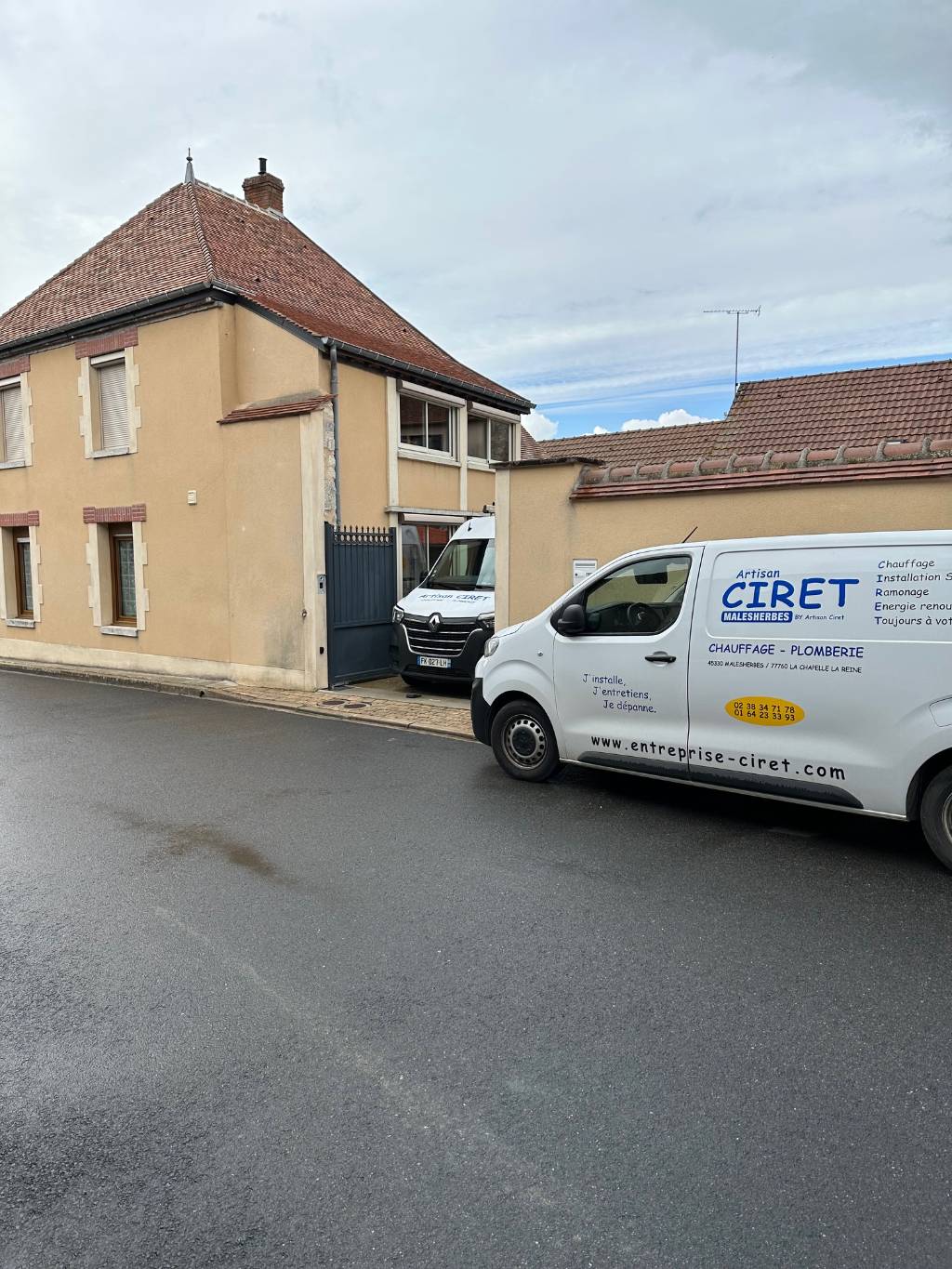 Équipe technique Artisan CIRET devant un véhicule de service